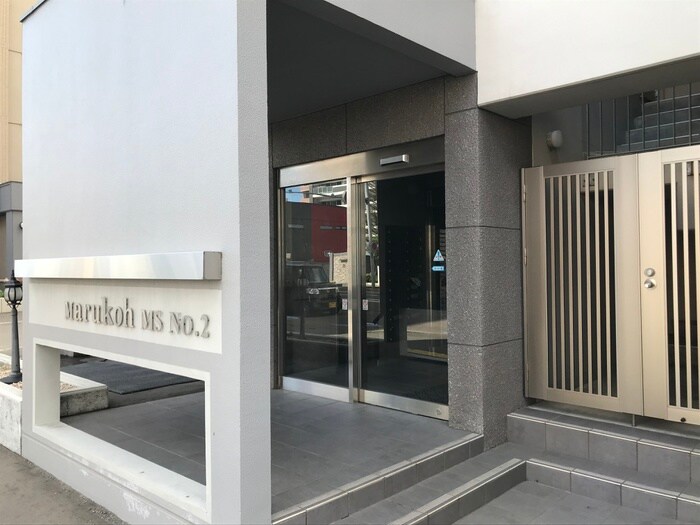 物件外観写真3　(エントランス部分)