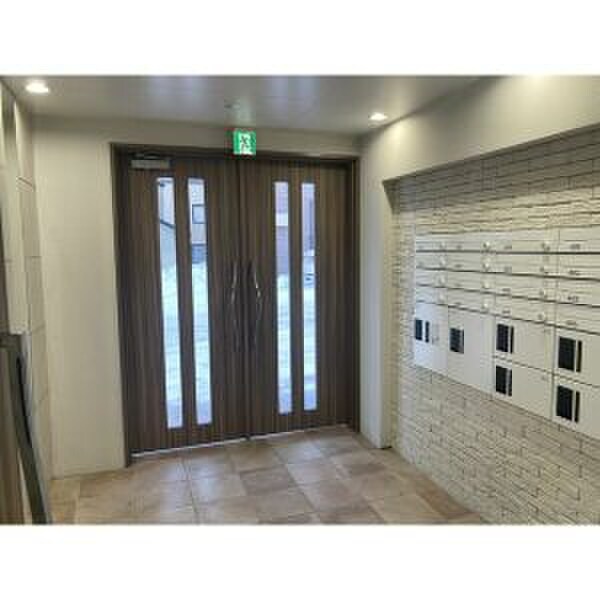 物件外観写真3　(エントランス部分)