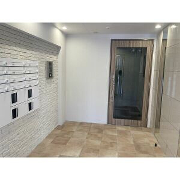 物件外観写真5　(エントランス部分)