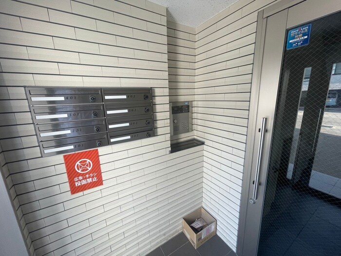 物件外観写真6　(エントランス部分)