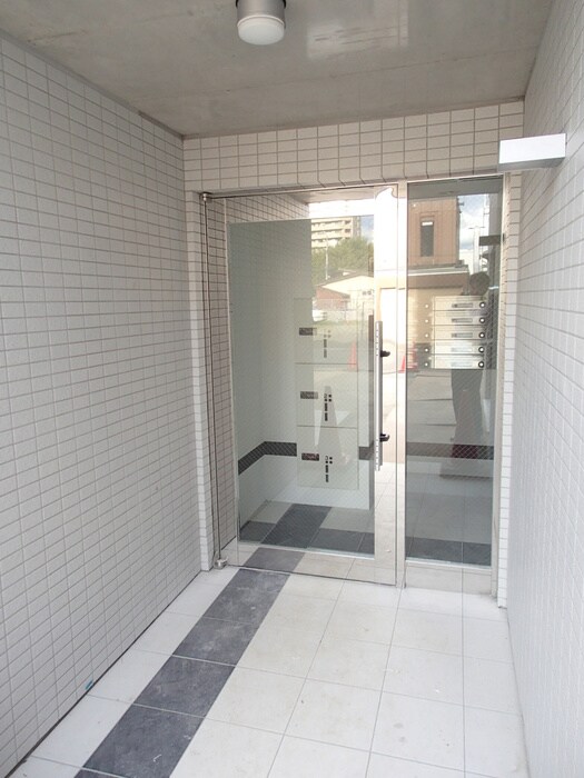 物件外観写真3　(エントランス部分)