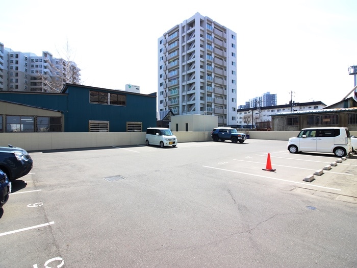 物件外観写真4　(駐車場)