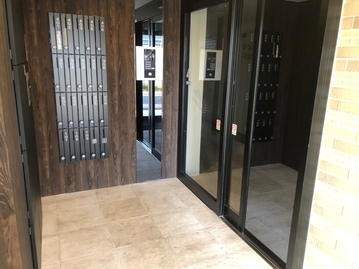 物件外観写真3　(エントランス部分)