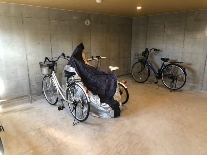 物件外観写真4　(駐輪場)