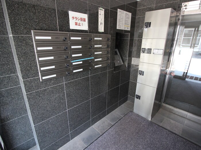 物件外観写真3　(エントランス部分)