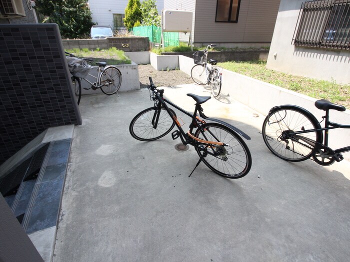 物件外観写真4　(駐輪場)