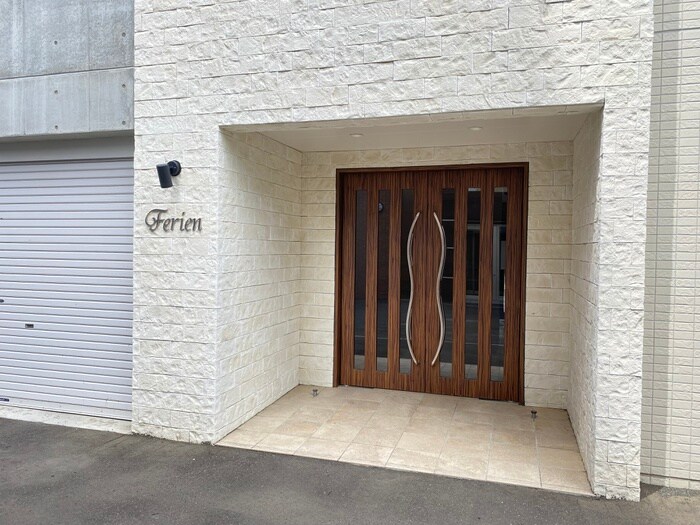 物件外観写真2　(エントランス部分)