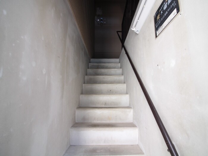 物件外観写真6　(エントランス部分)