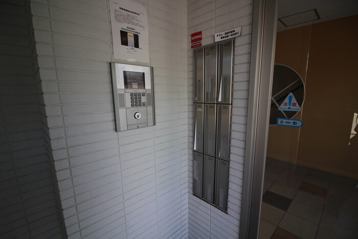 物件外観写真6　(エントランス部分)