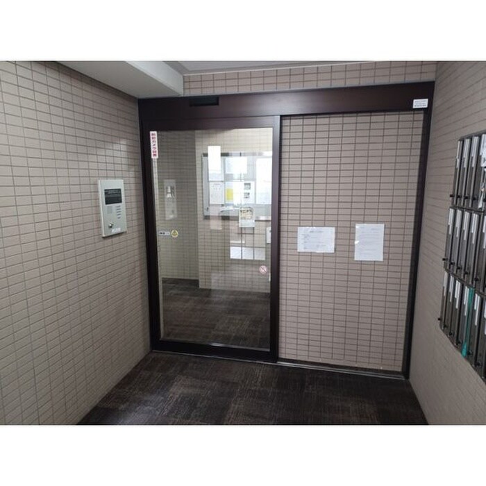 物件外観写真3　(エントランス部分)