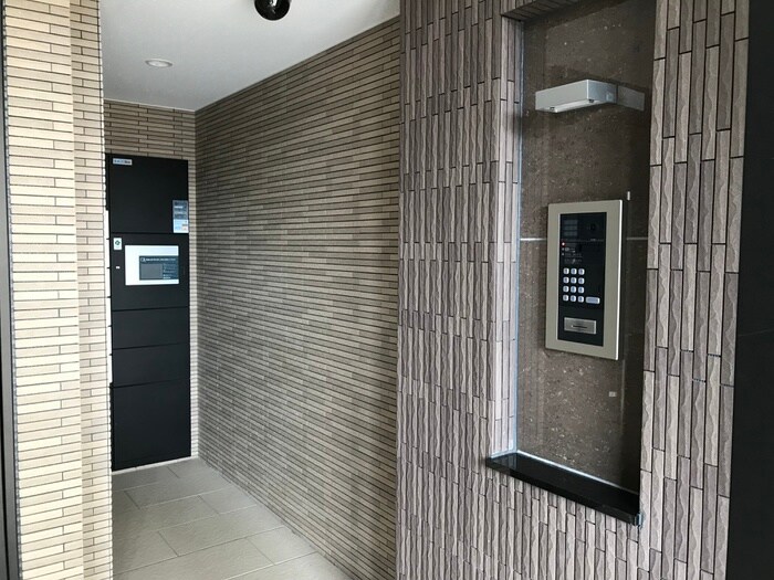 物件外観写真3　(エントランス部分)