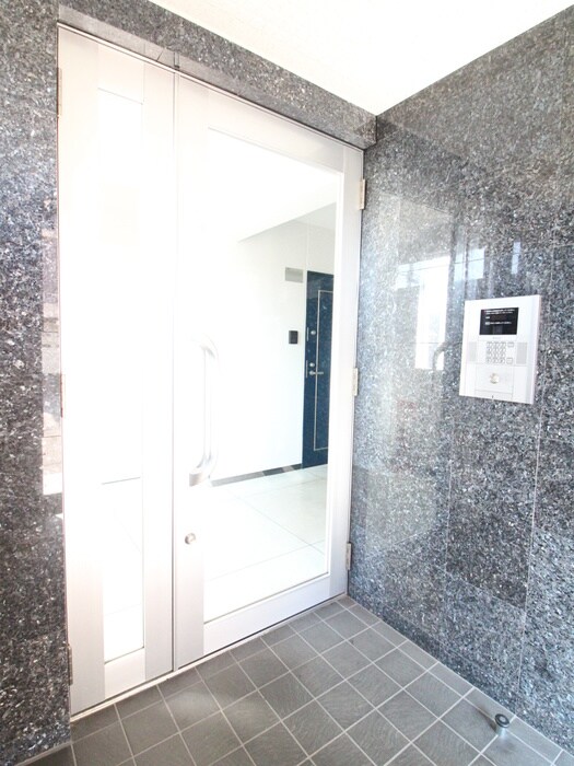 物件外観写真4　(エントランス部分)