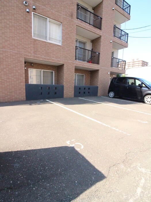 物件外観写真5　(駐車場)