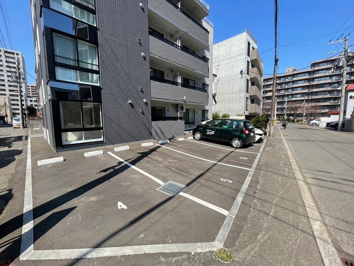 物件外観写真4　(駐車場)