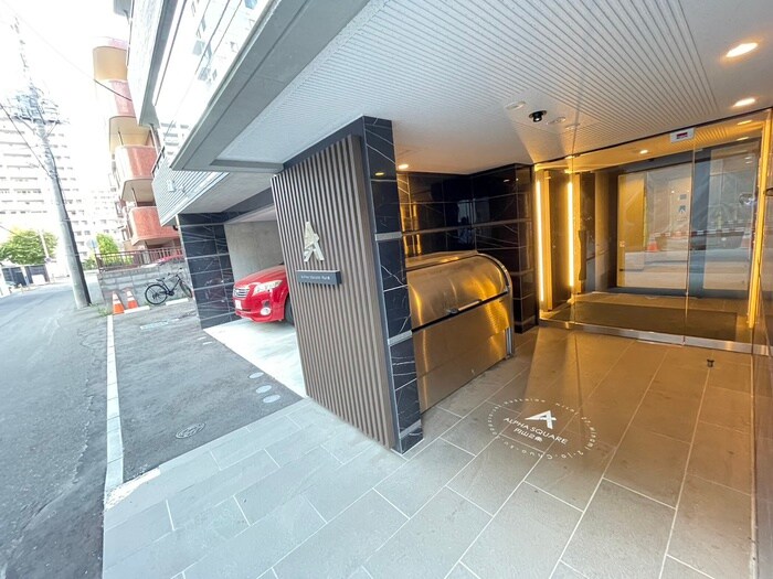 物件外観写真5　(エントランス部分)