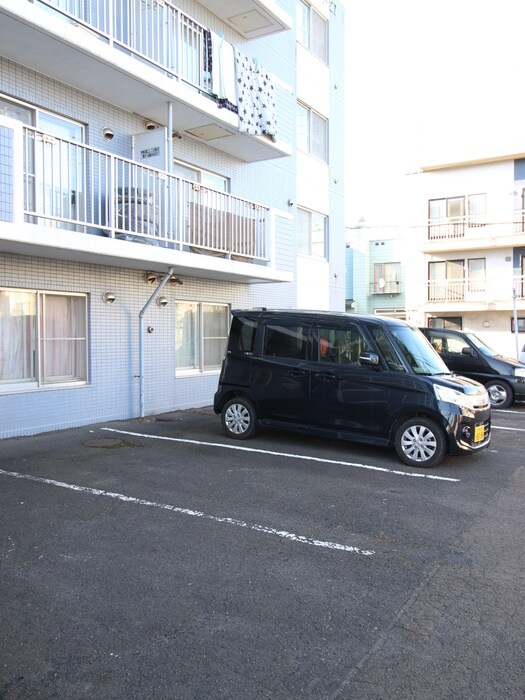 物件外観写真5　(駐車場)