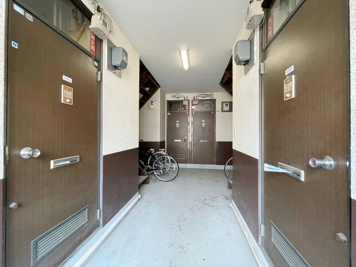 物件外観写真6　(エントランス部分)