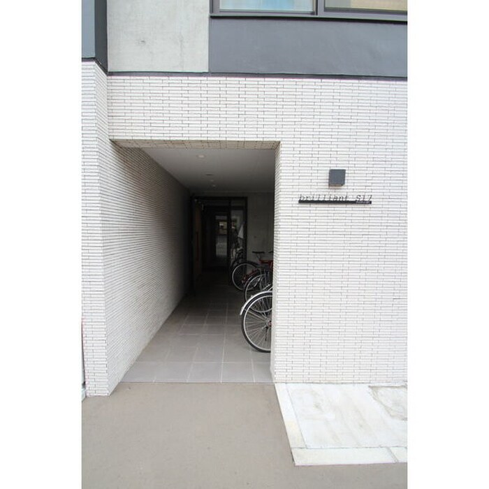 物件外観写真2　(エントランス部分)