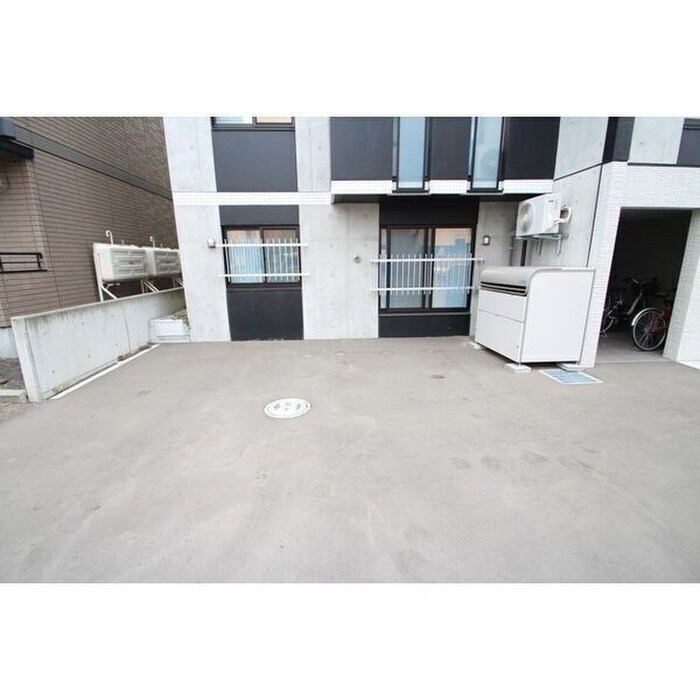 物件外観写真5　(駐車場)