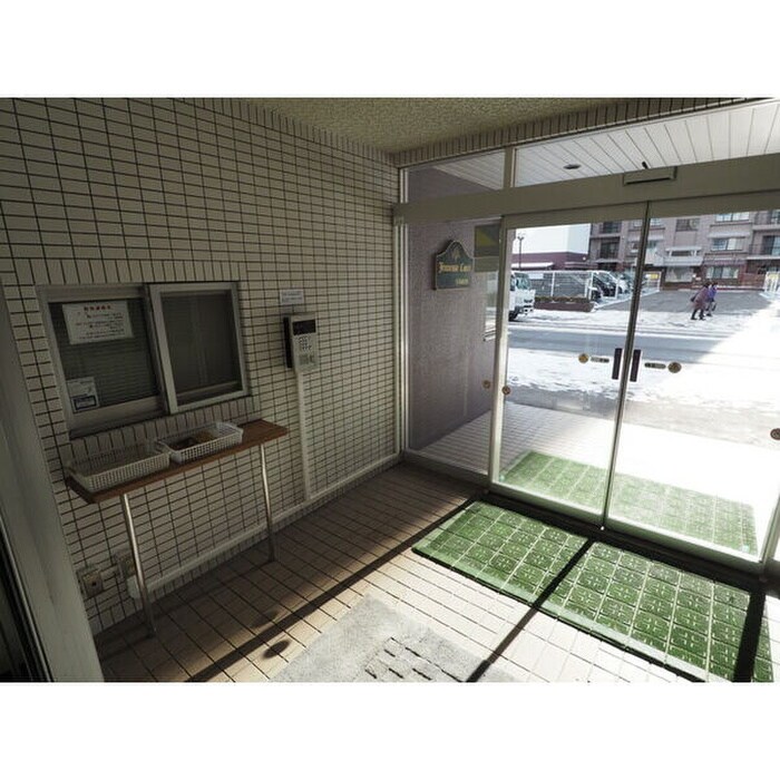 物件外観写真3　(エントランス部分)