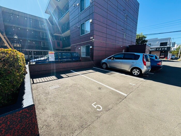 物件外観写真3　(駐車場)