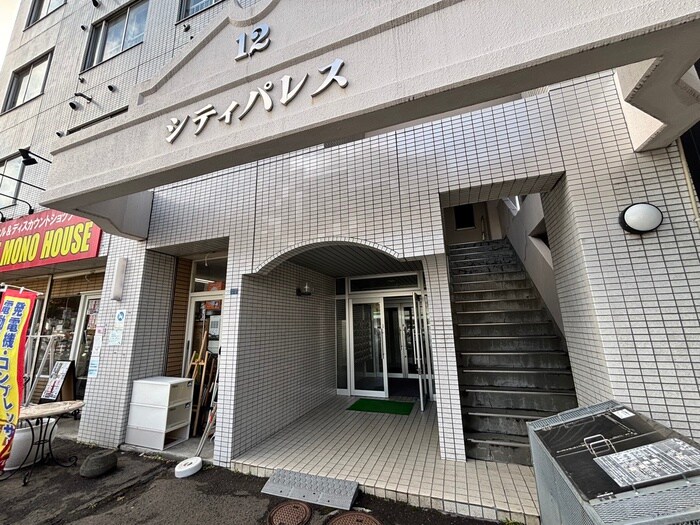 物件外観写真4　(エントランス部分)