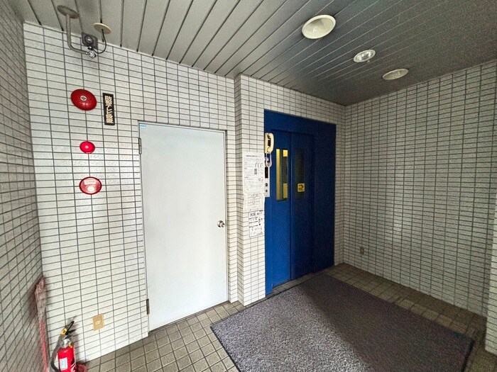 物件外観写真5　(エントランス部分)