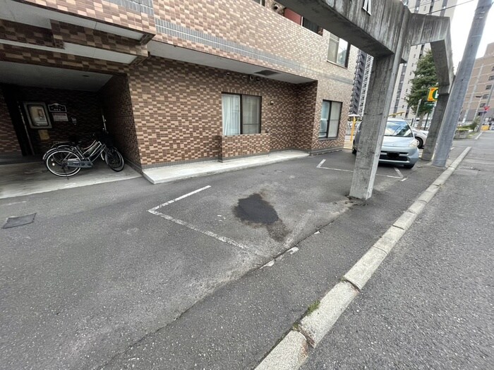 物件外観写真3　(駐車場)