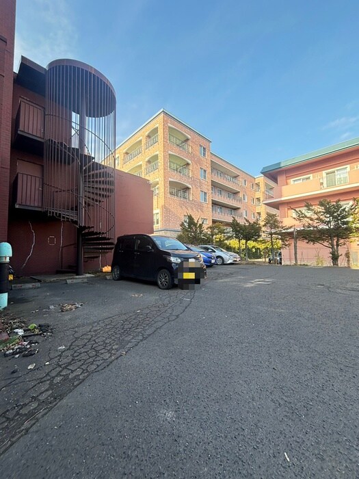 物件外観写真2　(駐車場)