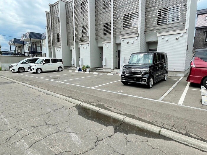 物件外観写真4　(駐車場)