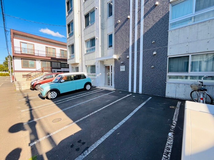 物件外観写真3　(駐車場)