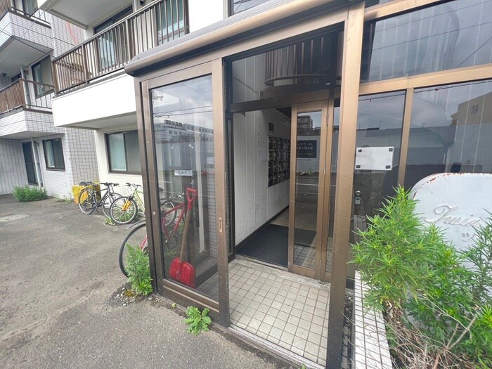 物件外観写真3　(エントランス部分)