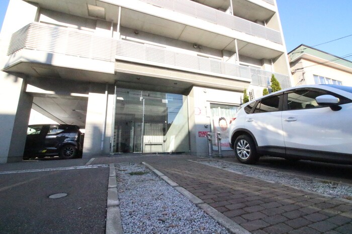 物件外観写真4　(エントランス部分)