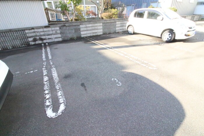 物件外観写真6　(駐車場)