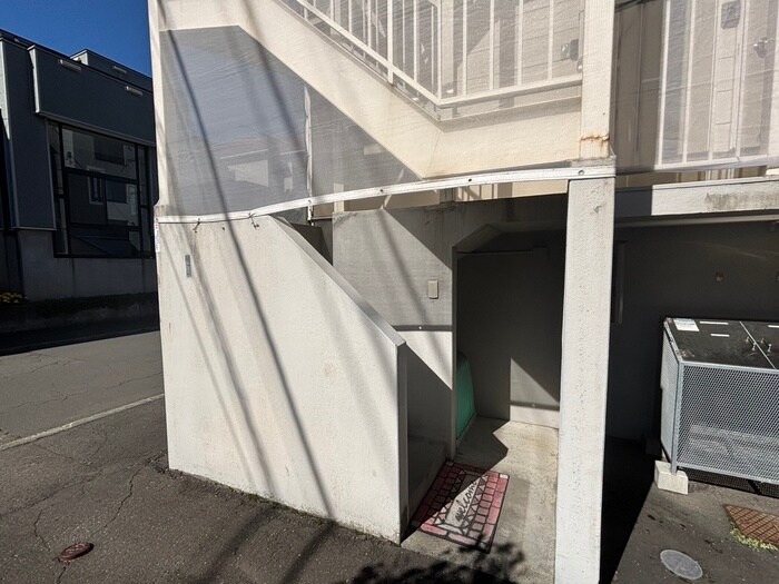 物件外観写真6　(エントランス部分)