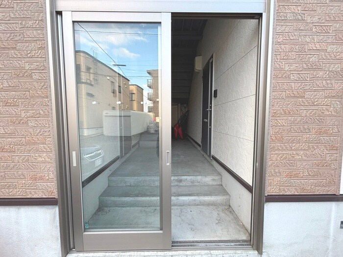 物件外観写真5　(エントランス部分)