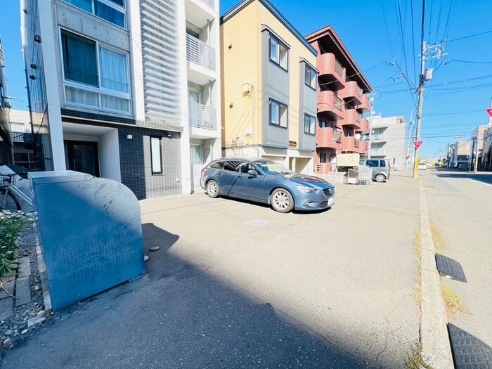 物件外観写真6　(駐車場)