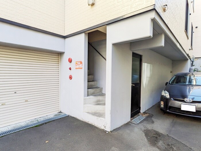 物件外観写真3　(エントランス部分)