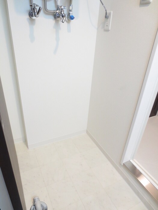 物件内観写真10　(洗濯機置場)