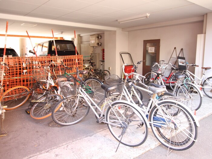 物件外観写真4　(駐輪場)