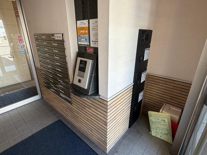 物件外観写真5　(エントランス部分)