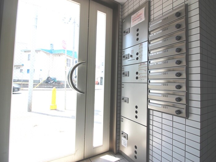 物件外観写真2　(エントランス部分)