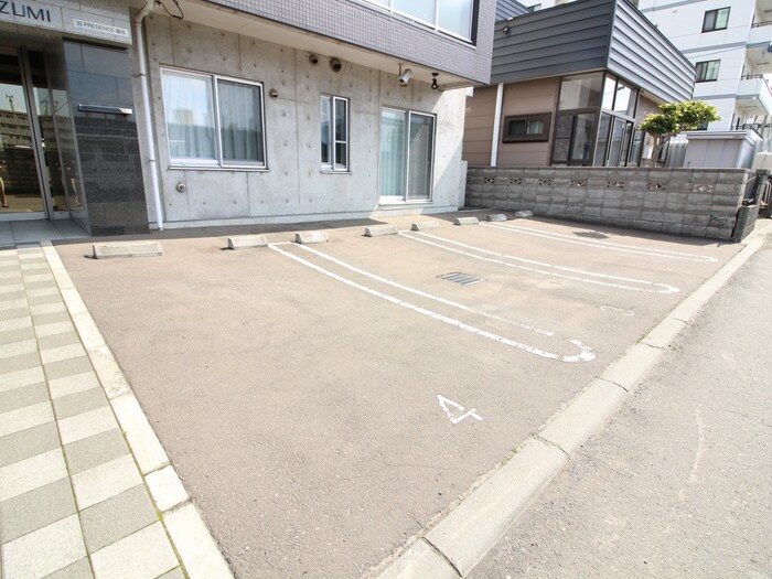 物件外観写真4　(駐車場)