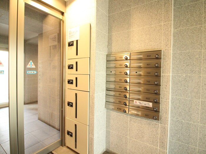 物件外観写真5　(エントランス部分)