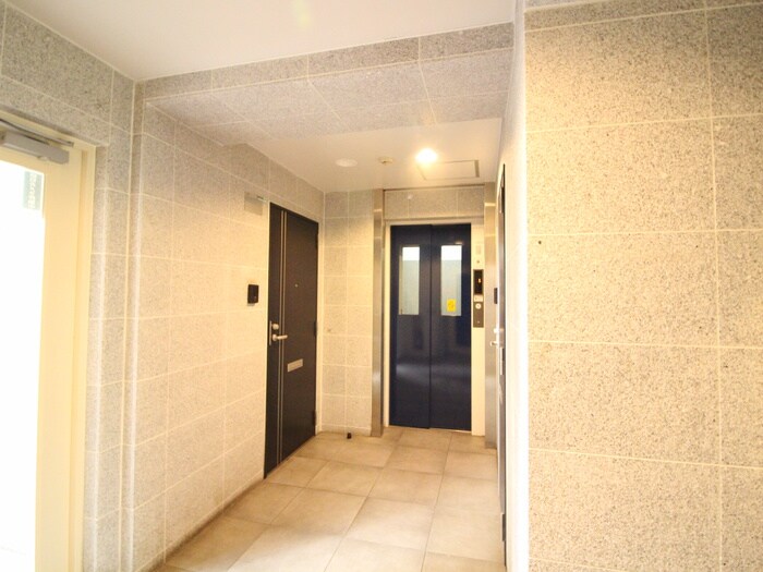 物件外観写真6　(エントランス部分)