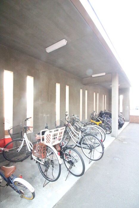 物件外観写真4　(駐輪場)