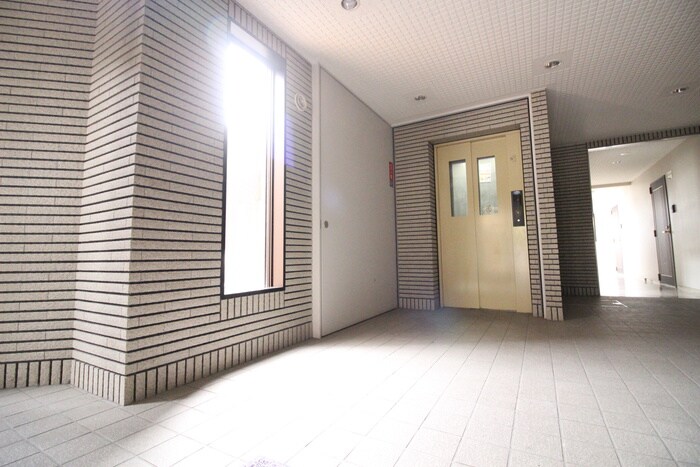 物件外観写真6　(エントランス部分)