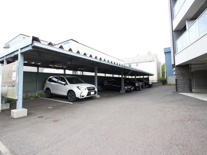 物件外観写真6　(駐車場)