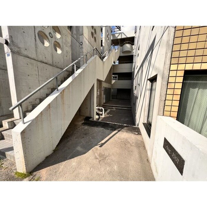 物件外観写真4　(エントランス部分)