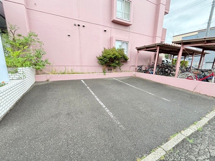 物件外観写真4　(駐車場)